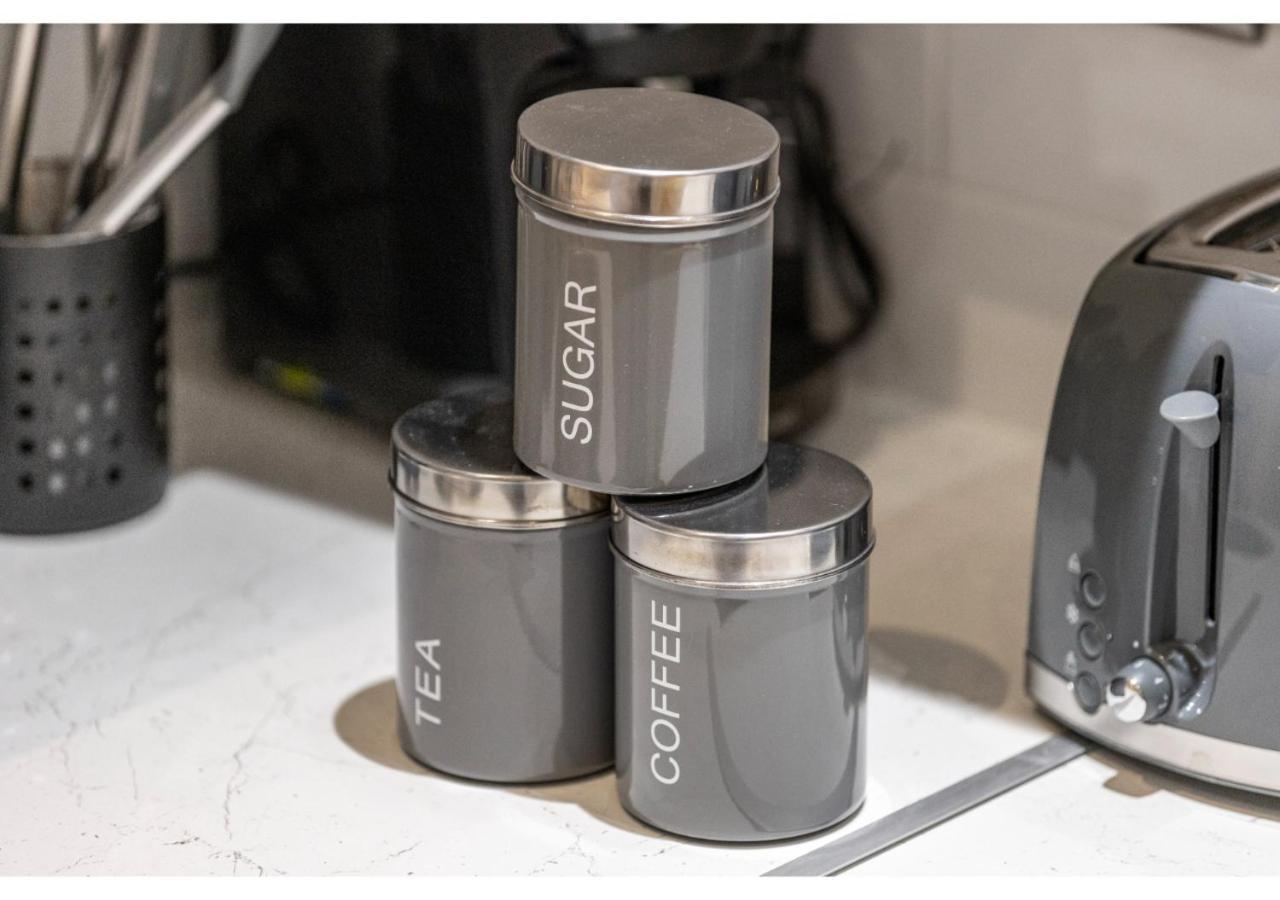Apartment Compact Comfort: Your Basecamp