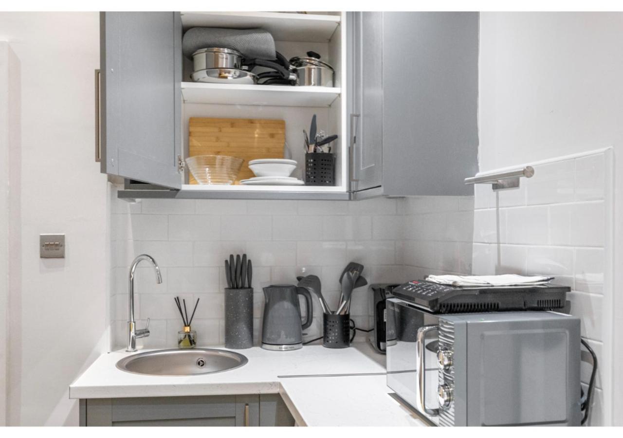 Apartment Compact Comfort: Your Basecamp *