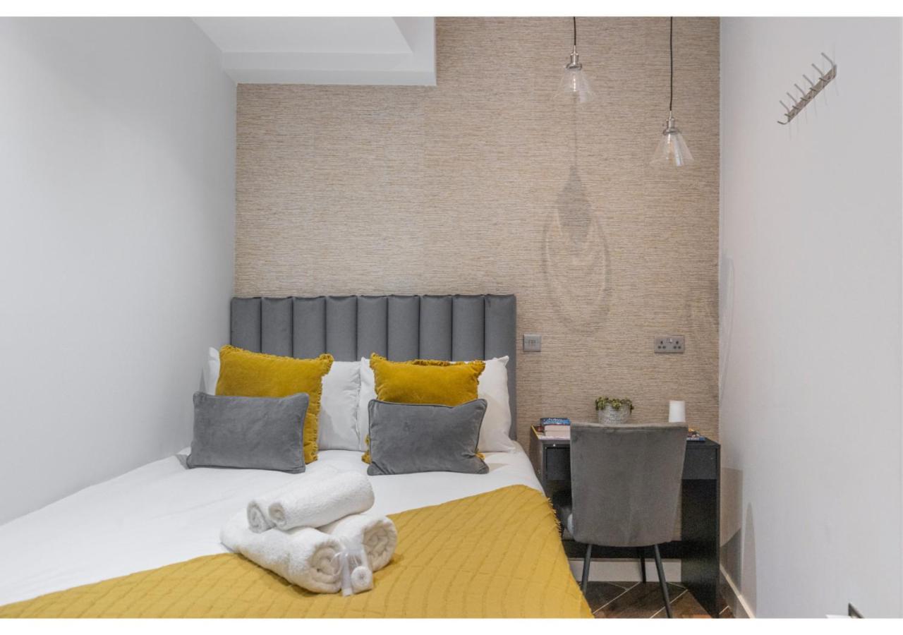 Compact Comfort: Your Basecamp * London